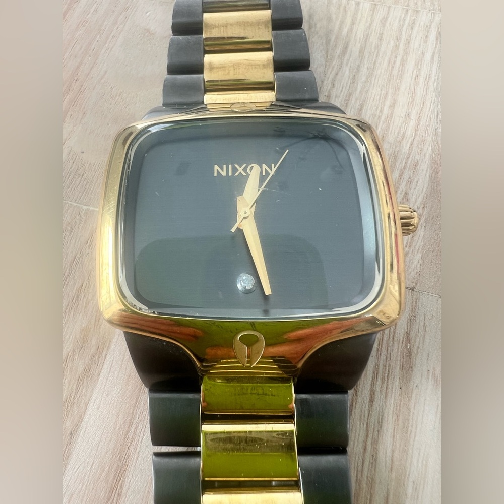 Nixon the player gunmetal gray and gold tone watch NEW BATTERY